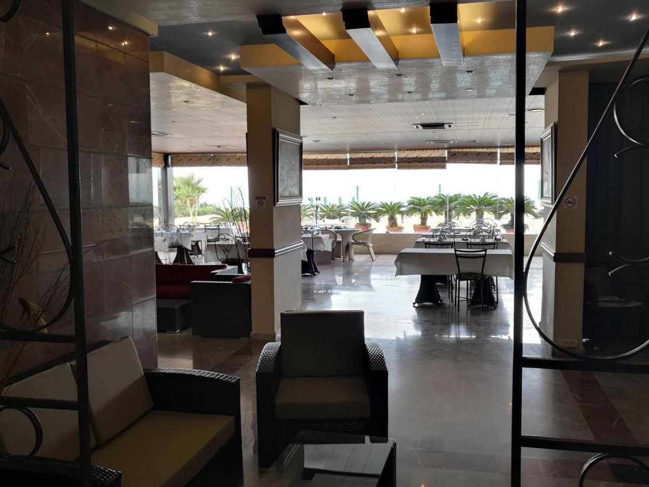 Holiday Suites Hotel & Beach Resort Jounieh Eksteriør billede
