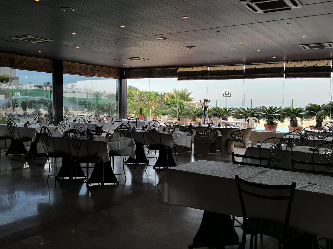 Holiday Suites Hotel & Beach Resort Jounieh Eksteriør billede